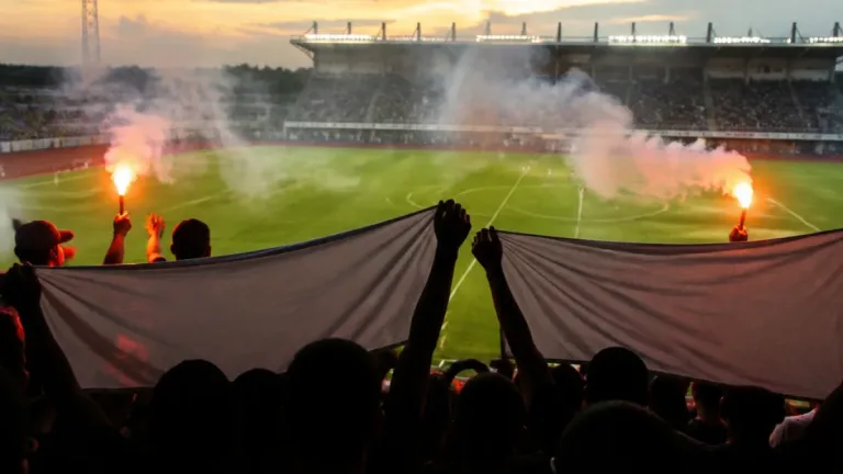 Suporter Persibo di Bojonegoro bentangkan spanduk 'Save Karhutla' saat uji coba