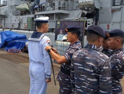 Komandan KRI Ahmad Yani-351 Sematkan Pangkat Baru Kepada Prajuritnya Yang Naik Pangkat