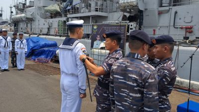 Komandan KRI Ahmad Yani-351 Sematkan Pangkat Baru Kepada Prajuritnya Yang Naik Pangkat