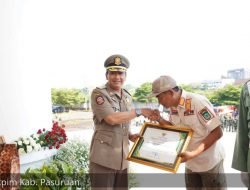 Pimpin Apel Gelar Pasukan Peringatan HUT Satpol PP Ke-73, Bupati Berikan Penghargaan Personil Satpol PP Dengan Masa Pengabdian Terlama