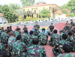 TNI AL, KOMANDAN LANAL BATUPORON BERIKAN ARAHAH KEPADA PRAJURIT DAN PNS PADA JAM KOMANDAN