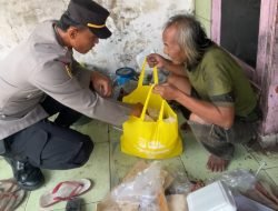 Kapolsek Wonoayu Terharu Ada Lansia Tinggal di Tempat Kurang Layak