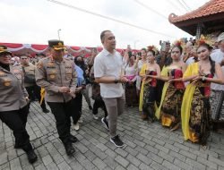 PEMKOT SURABAYA BERIKAN 1.339 BEASISWA PENGHAFAL KITAB SUCI DI HALAMAN ENAM RUMAH IBADAH YANG BERDIRI BERDAMPINGAN