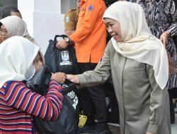 Jelang Ramadan, Gubernur Khofifah Bagi Sembako Warga Sekitar Kantornya