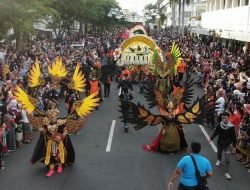 BERI KENYAMANAN WARGA NONTON SURABAYA VAGANZA, PEMKOT PASANG BARIKADE DI SEPANJANG RUTE PARADE