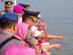 Peringati Hari Bhayangkara ke – 77, Waka Polda Jatim Pimpin Tabur Bunga di Laut Jawa