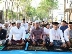 BUPATI DAN WAKIL BUPATI SAMPANG GELAR SHOLAT IDUL ADHA DI DEPAN PENDOPO