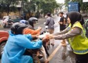 Raih Berkah Ramadhan Satlantas Polres Pelabuhan Tanjung Perak Berbagi Takjil