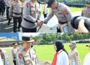 Pimpin Upacara Hari Kesadaran Nasional Kapolda Jatim Beri Penghargaan 35 Anggota Berprestasi