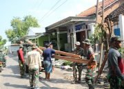Hari Ke-3 Satgas TMMD ke-120 Kodim 0816/Sidoarjo Bersama Masyarakat Bersatu Bongkar Rumah Bu Umami