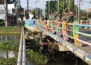 Guyub rukun, Satgas TMMD 120 Kodim 0816/Sidoarjo Melaksanakan Pembersihan Sungai dan Jalan Raya