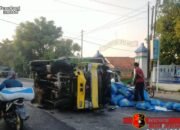 Tabrak Pembatas Jalan, Truk Pengangkut Garam Terguling di Sampang