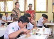 Pj Gubernur Jatim Tinjau Simulasi Makan Bergizi Gratis Tingkat SMA