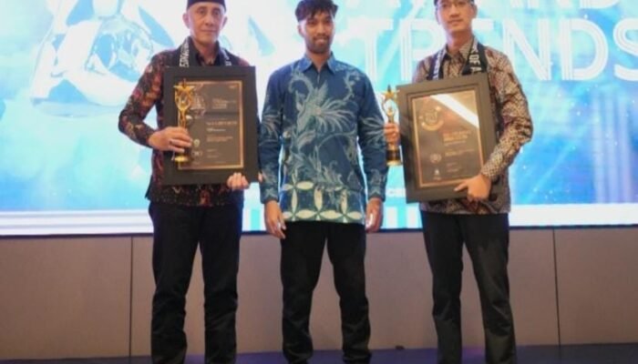 Pj Bupati Bangkalan dan RSUD Syamrabu Terima Penghargaan Indonesia Golden Government Award 2024