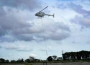 BELL 505 PUSPENERBAL MERIAHKAN NAVY PARADE, BAWA BANNER HARI ARMADA RL KELILING KOTA SURABAYA