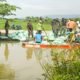 Semangat Juang Tak Kenal Lelah, Babinsa Kodim Bojonegoro dan Masyarakat Benahi Tanggul Jebol