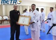 DANKODIKLATAL TERIMA PENGANUGERAHAN SABUK HITAM KEHORMATAN LEMKARI DAN RESMIKAN DOJO HIU DIGDAYA-1