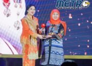 Bangga! Gubernur Khofifah Terima Penghargaan Leading Women Awards 2025